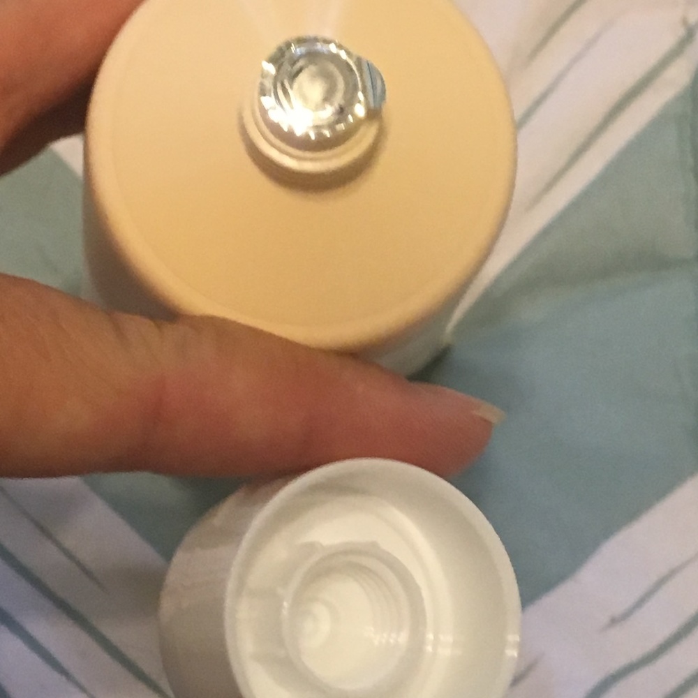 NWT - It Cosmetics Confidence in a Cleanser - Picture 3 of 4